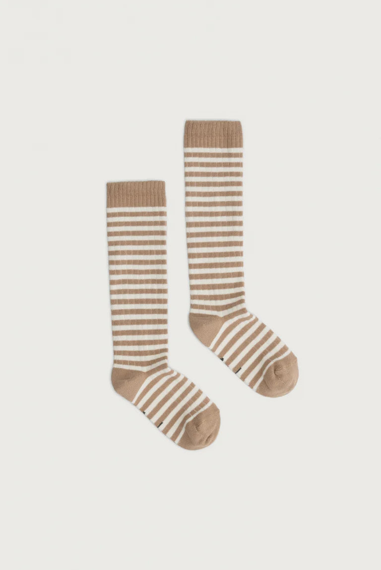 Lange, gerippte Socken in verschiedenen Farbeb